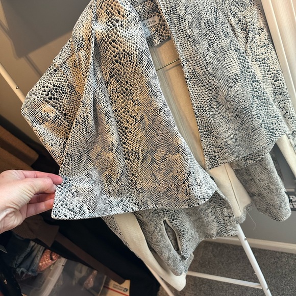 Trendy jacket, so many details! - Picture 8 of 11